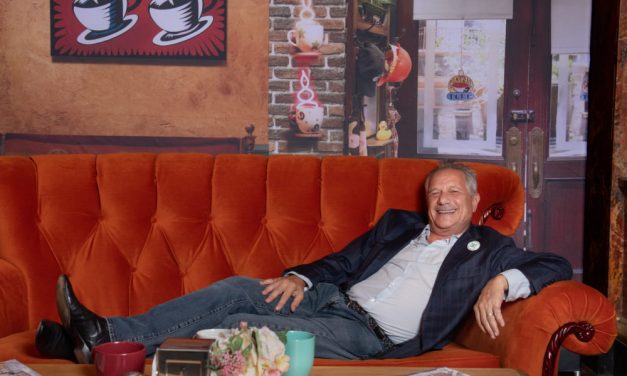 Friends, il produttore e regista Kevin Scott Bright derubato a Roma: due uomini gli strappano un orologio da 50mila euro