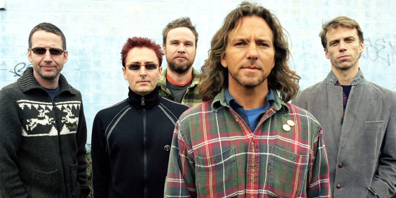 Pearl Jam, problemi alle corde vocali per Eddie Veder: “Respirati troppi fumi da incendio”. Salta il concerto di Vienna