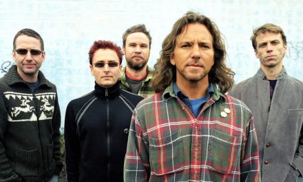 Pearl Jam, problemi alle corde vocali per Eddie Veder: “Respirati troppi fumi da incendio”. Salta il concerto di Vienna
