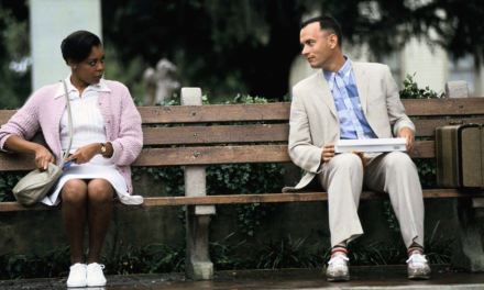 Forrest Gump, Tom Hanks sulla scena della panchina con i cioccolatini: “Lessi le battute sui cartoncini, pensavo non interessasse a nessuno”