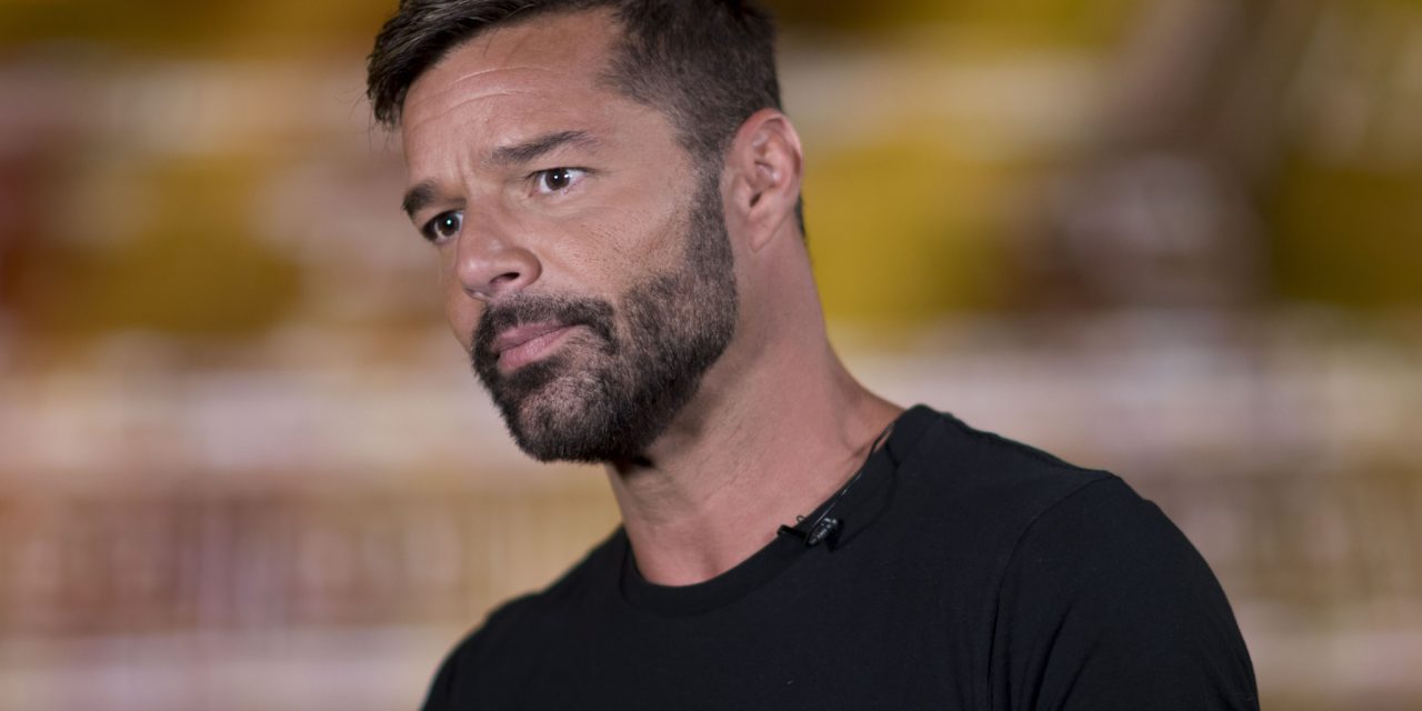 Ricky Martin accusato di molestie dal nipote, il fratello lo difende: “Nostro nipote ha problemi mentali”