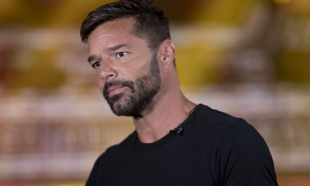 Ricky Martin accusato di molestie dal nipote, il fratello lo difende: “Nostro nipote ha problemi mentali”