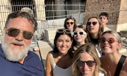 Russell Crowe porta la sua famiglia in visita al Colosseo: “Ho portato i ragazzi a vedere il mio vecchio ufficio”