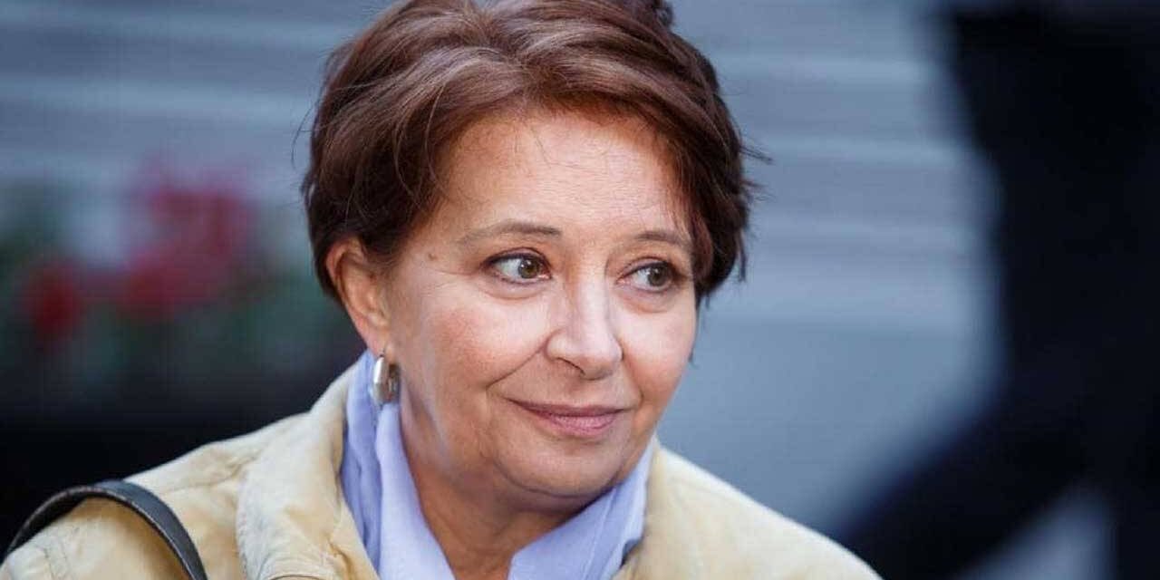 Addio a Carmen Scivittaro, la Teresa di Un posto al sole: i messaggi del cast, con Alberto Rossi in lacrime