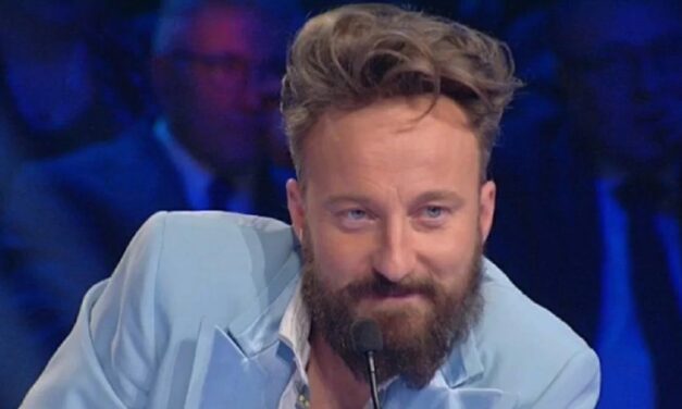 Francesco Facchinetti si sfoga su Instagram: “I medici guadagnano 1700 euro, i politici 14mila al mese”