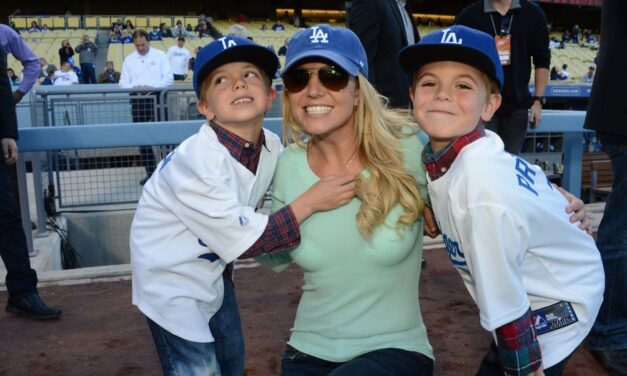 Britney Spears, il figlio Jayden la accusa di non essere una buona madre. Lei risponde: “Hai paura che smetta di darti 40mila euro al mese?”