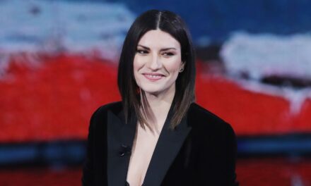 Laura Pausini replica alle polemiche: “Aborro il fascismo, non ho cantato Bella Ciao per non essere strumentalizzata in campagna elettorale”