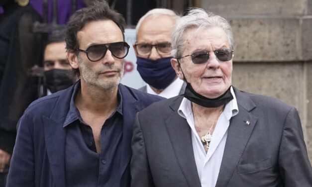 Alain Delon, il figlio Anthony: “Voglio solo rispettare la volontà di mio padre che vuole morire in campagna. Il trattamento medico che abbiamo sospeso non era vitale!”