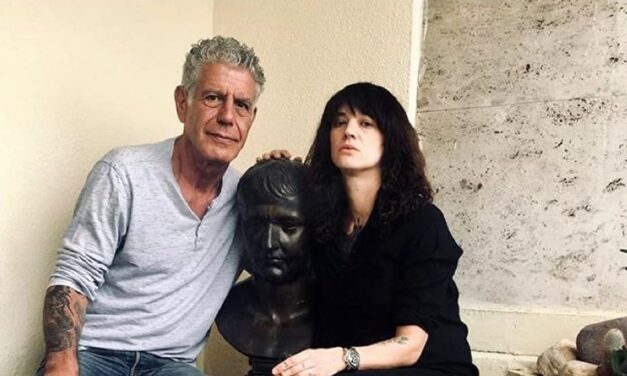 Asia Argento sul suicidio di Anthony Bourdain: “Eravamo molto soli, e due alcolisti insieme affogano. Stava male, non ho colpe”