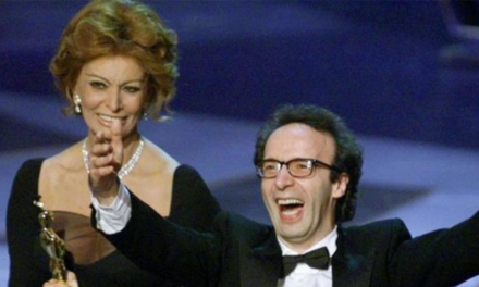 Roberto Benigni compie 70 anni, gli auguri di Sophia Loren: “Non dimenticherò mai la sua mitica reazione agli Oscar”