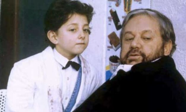 Io speriamo che me la cavo, Pantaleo su Villaggio: “Mi mise sotto al suo cappotto perché faceva freddo, sono cresciuto con quest’immagine”