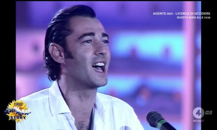 Luca Carboni: “Mare mare è malinconica, il testo mi venne in mente sul lungomare quando vidi un piano bar che stavano montando per la serata”