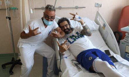 Omar Pedrini esce dall’ospedale: “La mia carrozzeria e la vecchia pellaccia da guerriero hanno tenuto botta ancora una volta”