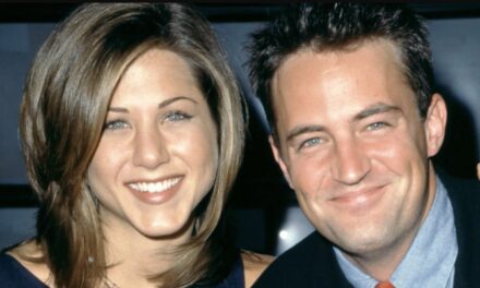 Matthew Perry ricorda gli anni bui dell’alcolismo durante Friends: “Jennifer Aniston è stata quella che si è fatta sentire di più”