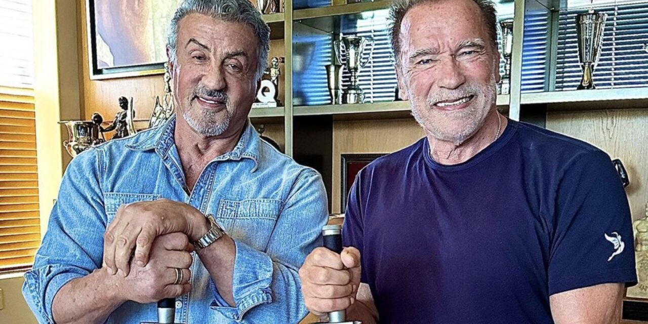 Schwarzenegger e Stallone, reunion a tema Halloween: eccoli insieme a tagliare zucche