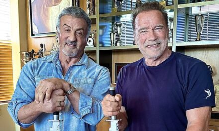 Schwarzenegger e Stallone, reunion a tema Halloween: eccoli insieme a tagliare zucche