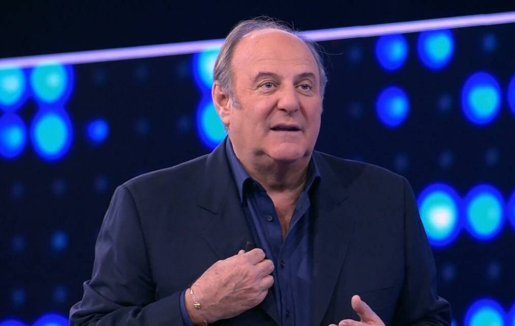 Gerry Scotti critica Mediaset su Caduta Libera in replica durante i mondiali: “Prima era diverso, declinavamo i nostri giochi”
