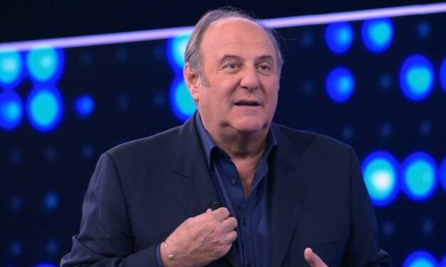 Gerry Scotti: “Da anni cerco di rinunciare alla pensione da parlamentare di 1.016 euro al mese, ma non ci riesco”