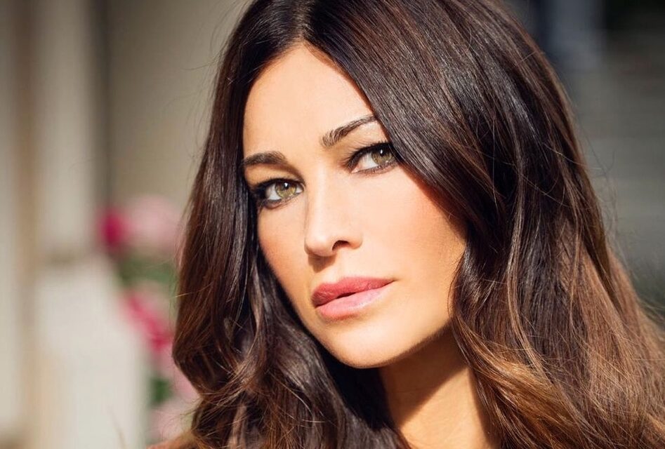 Manuela Arcuri: “In amore ho più dato che ricevuto. Venivo usata per la popolarità. Mi si spezzava il cuore quando lo scoprivo”