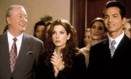 Miss Detective, l’incidente di Michael Caine e il disastroso provino di Hugh Jackman con Sandra Bullock