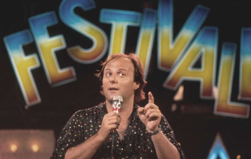Festivalbar, Gerry Scotti: “Salvetti mi disse di condurlo dopo che, l’anno prima, sentì il boato del pubblico per una mia telepromozione”