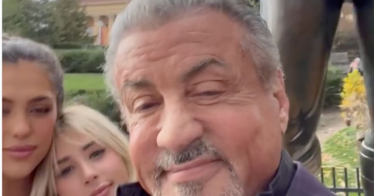 Sylvester Stallone fa visita alla statua di Rocky (VIDEO)