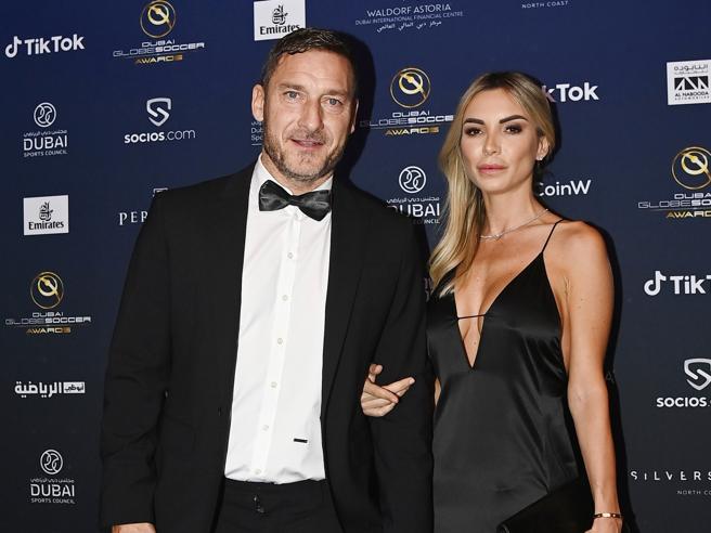 Francesco Totti e Noemi Bocchi a Dubai: baci in pubblico e prima uscita ufficiale
