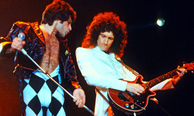 Queen, Brian May ricorda gli ultimi anni con Freddie Mercury: “Abbiamo cercato di proteggerlo tenendo lontano le arpie”