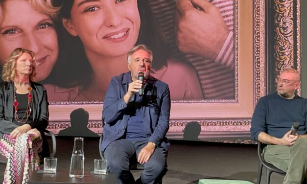 Christian De Sica risponde alla polemica sul vino abruzzese: “La frase è per offendere i miei figli nel film, non la qualità del vino. Viva l’Abruzzo!”