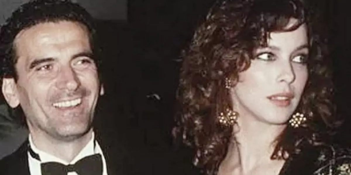 Clarissa Burt ricorda Massimo Troisi: «Ci lasciammo perché insieme si sta in due, non in 200. Prendeva i farmaci e poi giocava a calcio»