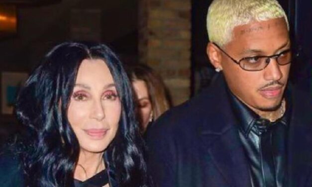 Cher si è fidanzata: la foto dell’anello che le ha regalato Alexander A.E. Edwards, di 40 anni più giovane