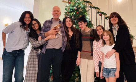 Bruce Willis sorridente nella foto natalizia con Demi Moore, la moglie e le figlie: “Siamo una famiglia”
