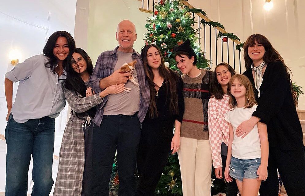 Bruce Willis sorridente nella foto natalizia con Demi Moore, la moglie e le figlie: “Siamo una famiglia”