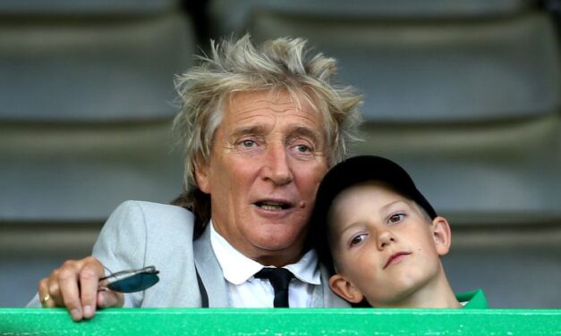 Dramma per Rod Stewart: il figlio di 11 anni crolla in campo durante la partita di calcio