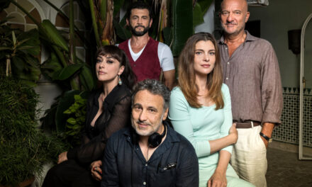 Vicini di casa – Da oggi al cinema il film con Claudio Bisio, Vittoria Puccini, Valentina Lodovini e Vinicio Marchioni