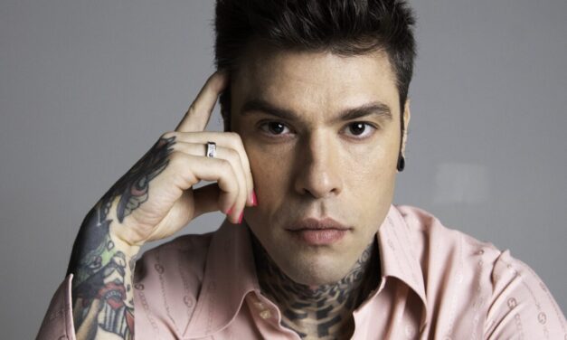 Fedez perde la battaglia con il Codacons in tribunale. L’associazione: “Lo denunciamo per calunnia e chiederemo alla Rai di escluderlo da Sanremo”