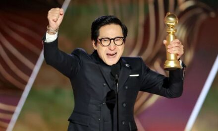 Golden Globe 2023, Ke Huy Quan vince e ringrazia Steven Spielberg: “Grazie per avermi dato un’opportunità da bambino”
