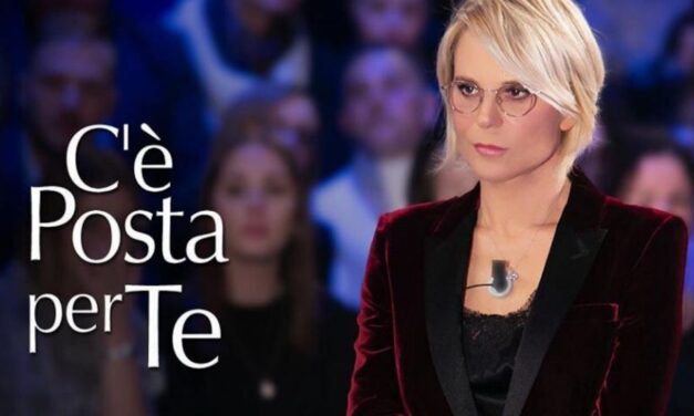 Maria De Filippi, l’Agcom segnala la conduttrice: “Misoginia senza un intervento correttivo da parte della conduttrice”