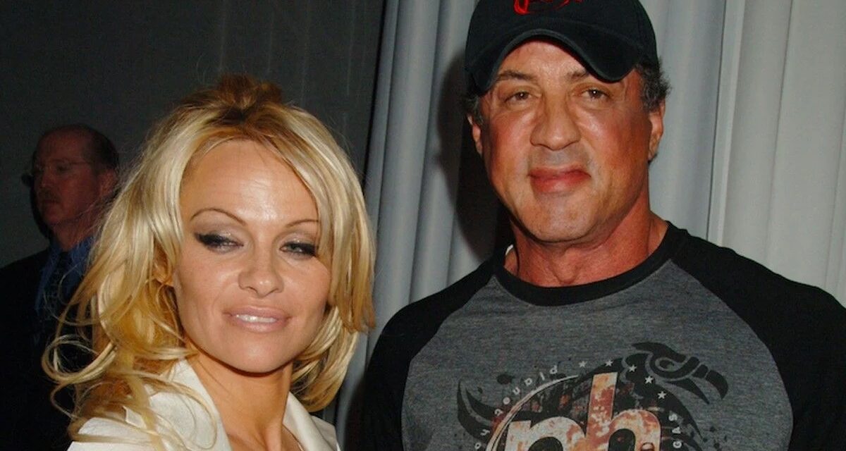 Pamela Anderson: “Stallone mi offrì un appartamento e una Porsche per diventare la sua ragazza n° 1”
