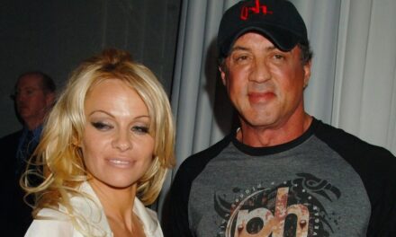 Pamela Anderson: “Stallone mi offrì un appartamento e una Porsche per diventare la sua ragazza n° 1”