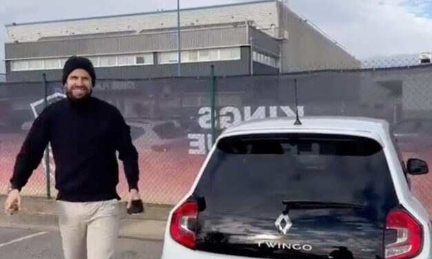 Piqué si presenta in ufficio con una Twingo: è la nuova ripicca alla canzone di Shakira