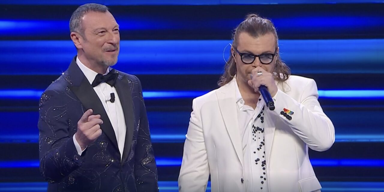 Gianluca Grignani interrompe l’esibizione sul palco: “Sono diventato grande, a 20 anni non l’avrei saputo fare”