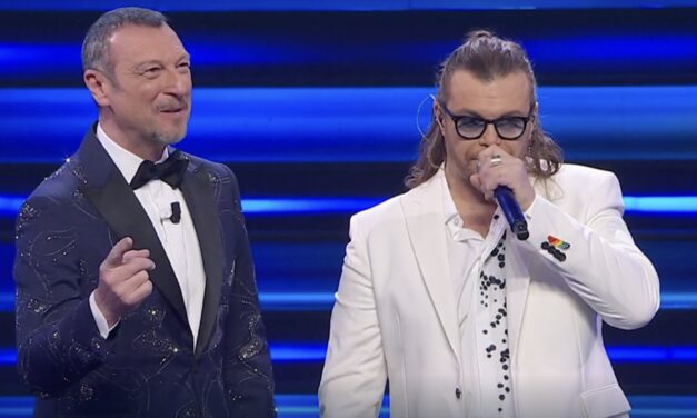 Gianluca Grignani interrompe l’esibizione sul palco: “Sono diventato grande, a 20 anni non l’avrei saputo fare”