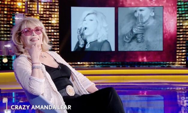 Amanda Lear: “Salvador Dalì? Fu un rapporto completamente platonico. Non aveva bisogno di una moglie, ma di una badante”
