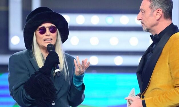 Anna Oxa diserta il green carpet di Sanremo, Amadeus: “Non è stata bene, credo abbia voluto evitare il freddo”