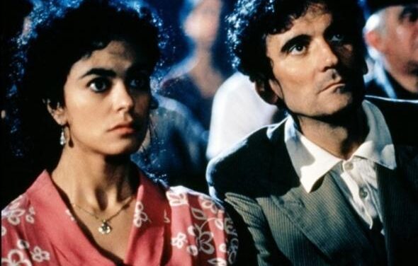 Maria Grazia Cucinotta: “Il Postino? Incontrai Troisi e lui mi insegnò tutto, anche a stare sul set! Il successo arrivò troppo presto, non mi sentivo all’altezza”