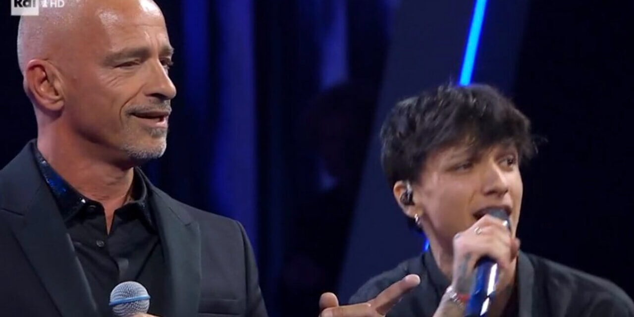Sanremo, Eros Ramazzotti dimentica le parole della canzone ‘Un’emozione per sempre’: “Sai che non me la ricordo?”