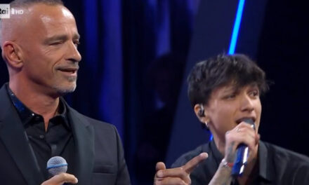 Sanremo, Eros Ramazzotti dimentica le parole della canzone ‘Un’emozione per sempre’: “Sai che non me la ricordo?”