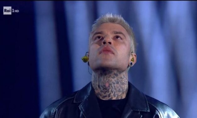 Sanremo, Fedez straccia la foto del viceministro Bignami. Coletta: “La libertà è un diritto sacrosanto, ma mi dissocio dai gesti di Fedez”