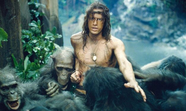 Greystoke – La leggenda di Tarzan, il regista: “La miopia di Christopher Lambert ci sembrò una qualità, quando si toglieva gli occhiali sembrava guardarti dentro”